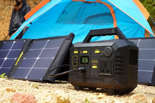NES300 branch au panneau solaire FSP100 avec une tente en arrire plan